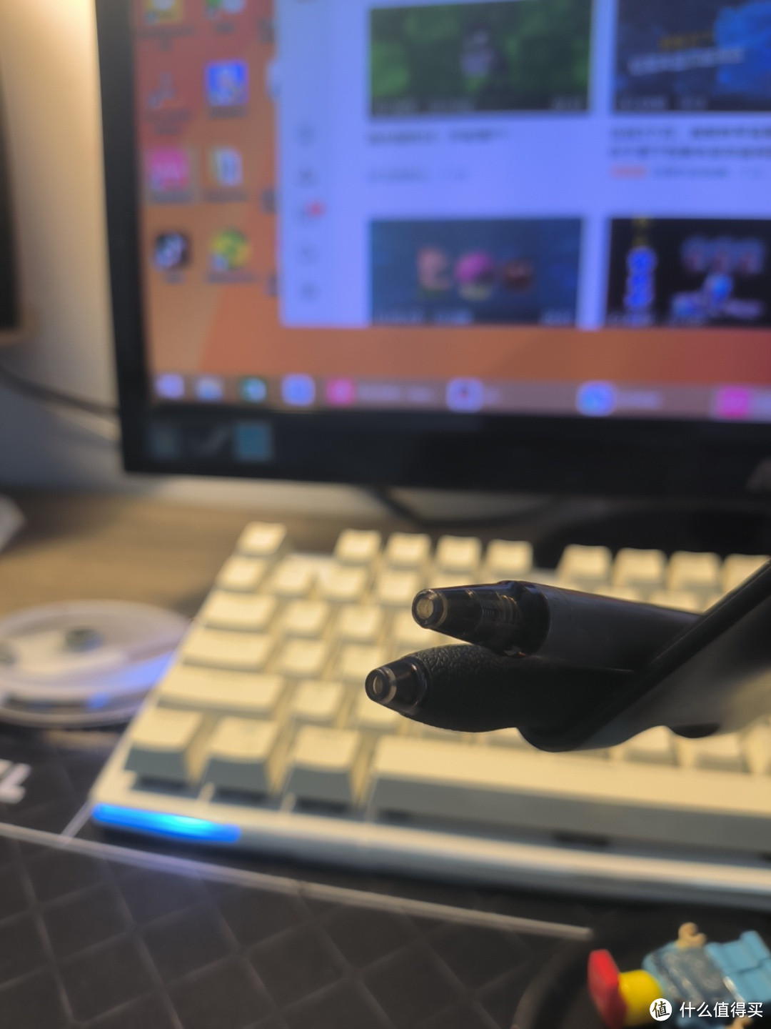 比对一款老款晨光的金属笔身，笔头确实单薄。 可能也没有考虑到有人需要换芯吧，话说现在中性笔换芯的人还多吗？