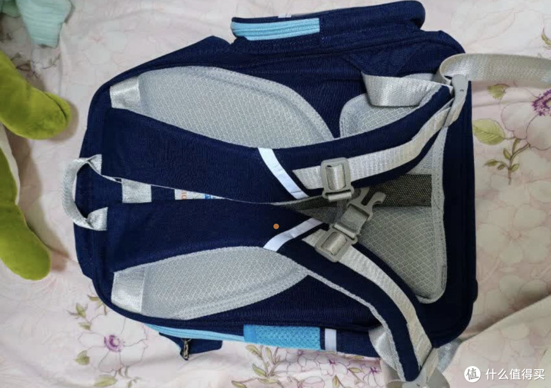 孩子要开学了，给小朋友更换新书包。